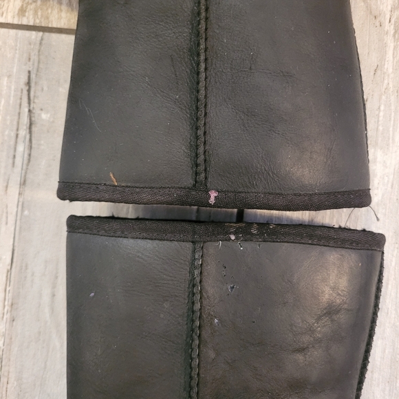 UGG Classic short black LEATHER Women's boots 10 comfy warm shearling lined - Picture 6 of 13